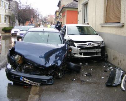 Două persoane rănite, plus patru maşini şi o casă lovite, într-un accident în centrul Oradiei (FOTO)